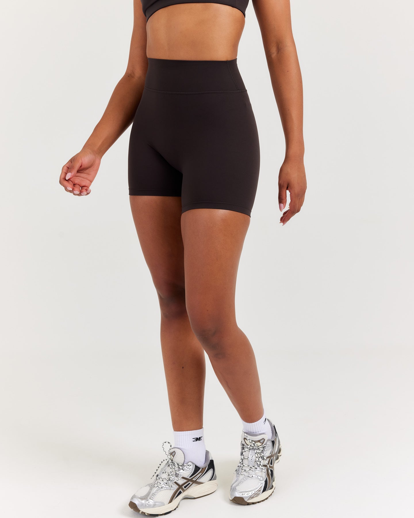 Soléa Invisible Scrunch Shorts - Coffee Bean